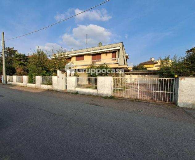Villa di 265 msup2 con piugrave di 5 locali e box auto doppio in vendita a Boffalora Sopra Ticino