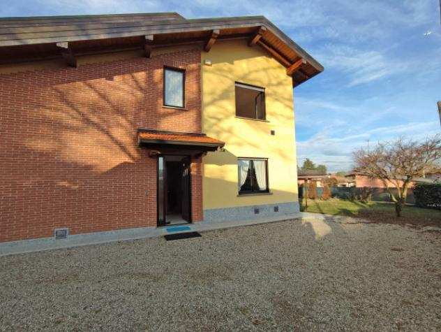 Villa di 295 msup2 con 5 locali e box auto doppio in vendita a Castelletto Sopra Ticino