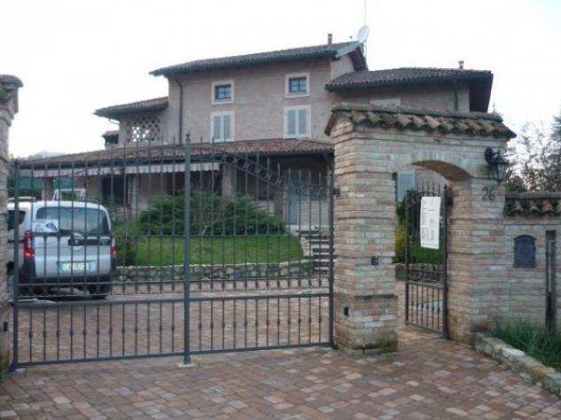 Villa di 296 msup2 con 4 locali e box auto doppio in vendita a Sarezzano