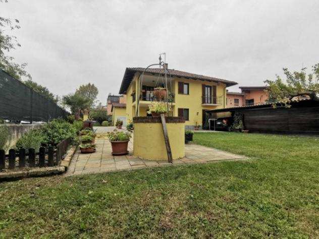 Villa di 300 msup2 con piugrave di 5 locali e box auto doppio in vendita a Asti