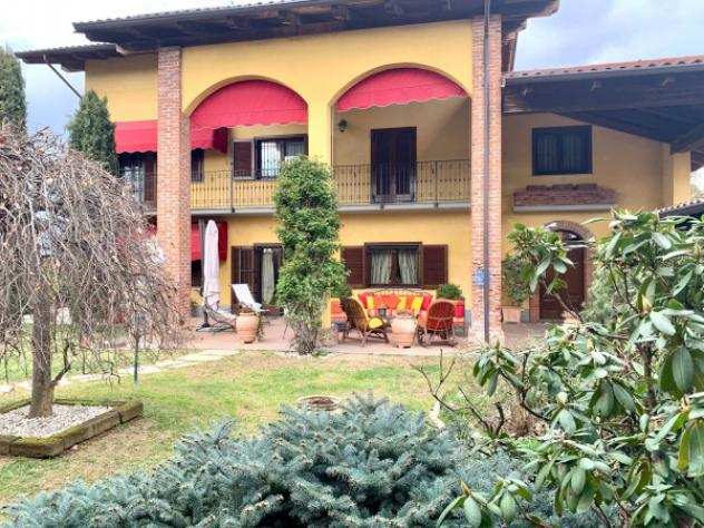 Villa di 300 msup2 con piugrave di 5 locali e box auto doppio in vendita a Rivarolo Canavese