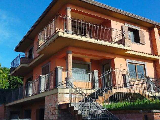 Villa di 300 msup2 con piugrave di 5 locali e box auto doppio in vendita a San Gregorio di Catania