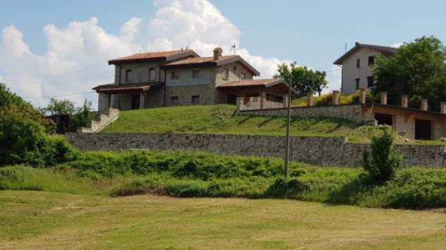 Villa di 300 msup2 con piugrave di 5 locali e box auto in vendita a Travo