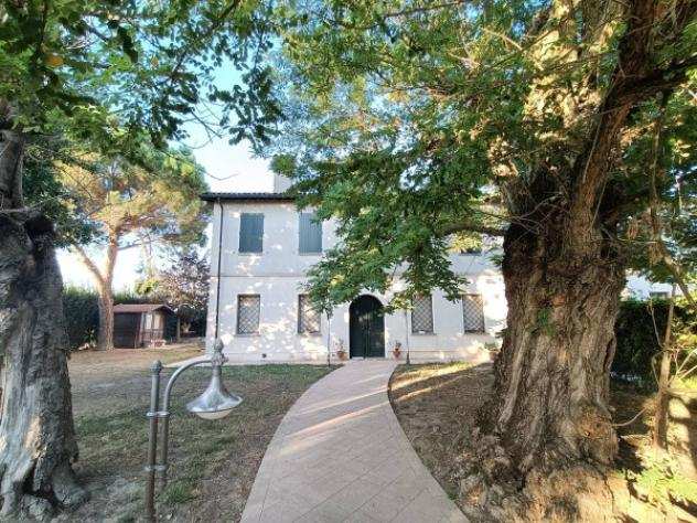 Villa di 304 msup2 con piugrave di 5 locali in vendita a Faenza