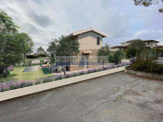 Villa di 309 msup2 con piugrave di 5 locali e box auto doppio in vendita a Moniga del Garda