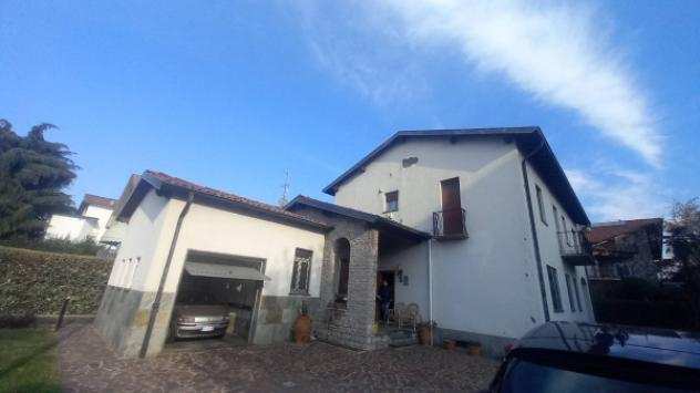 Villa di 321 msup2 con piugrave di 5 locali e box auto in vendita a Azzano San Paolo