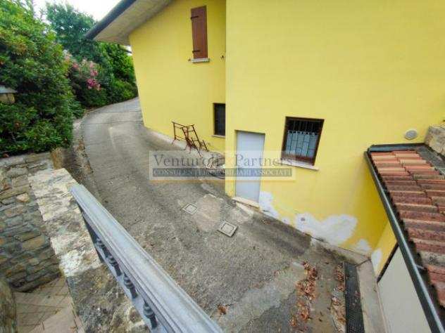 Villa di 340 msup2 con piugrave di 5 locali e box auto doppio in vendita a Lonato del Garda