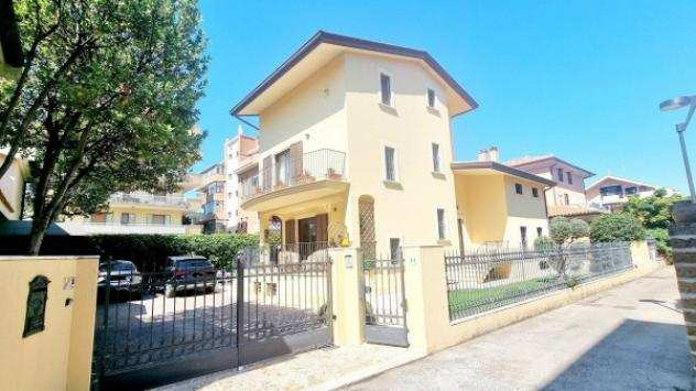 Villa di 360 msup2 con piugrave di 5 locali in vendita a Pescara