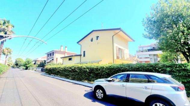 Villa di 360 msup2 con piugrave di 5 locali in vendita a Pescara