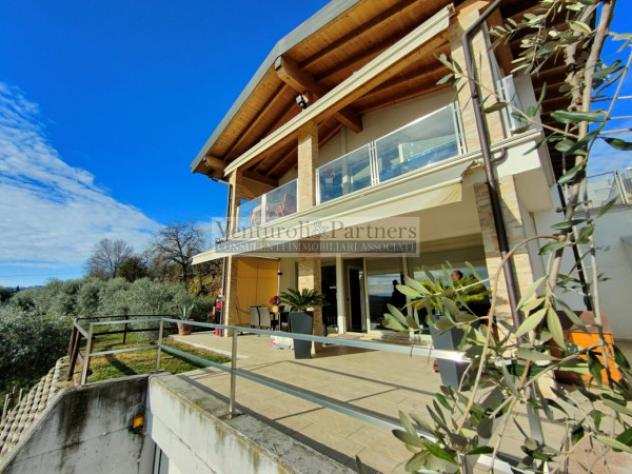 Villa di 361 msup2 con piugrave di 5 locali e box auto doppio in vendita a Padenghe sul Garda