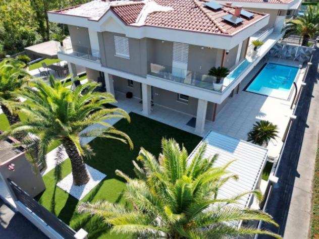 Villa di 400 msup2 con piugrave di 5 locali in vendita a Desenzano del Garda