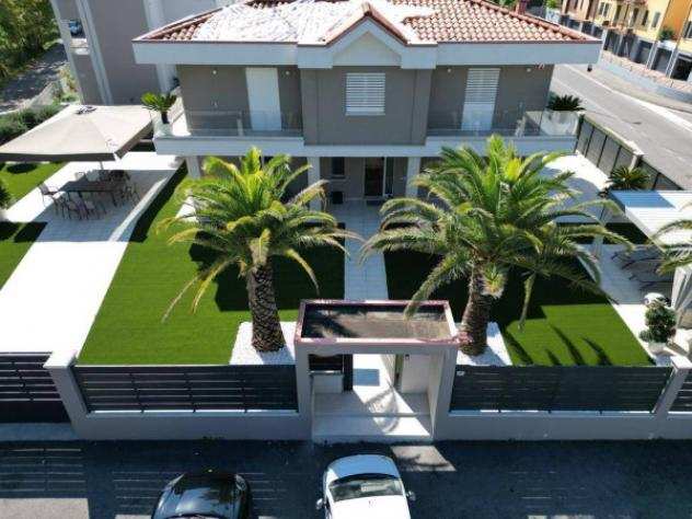 Villa di 400 msup2 con piugrave di 5 locali in vendita a Desenzano del Garda