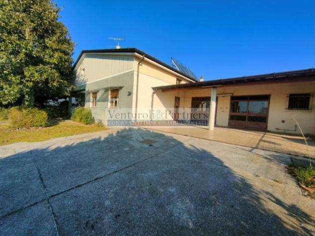 Villa di 441 msup2 con piugrave di 5 locali in vendita a Lonato del Garda