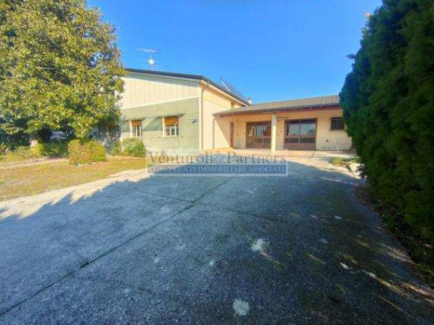 Villa di 441 msup2 con piugrave di 5 locali in vendita a Lonato del Garda