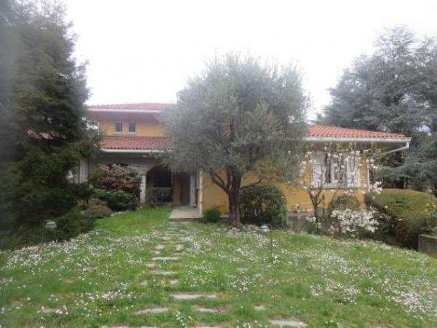 Villa di 450 msup2 con piugrave di 5 locali e box auto in vendita a Monguzzo