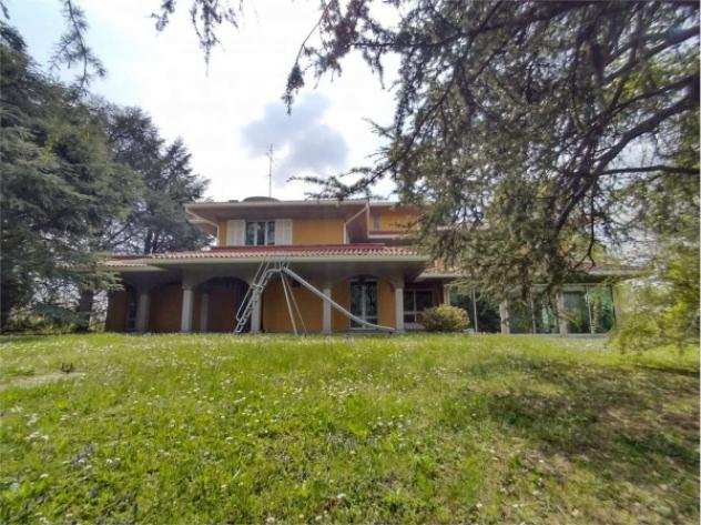 Villa di 450 msup2 con piugrave di 5 locali e box auto in vendita a Monguzzo