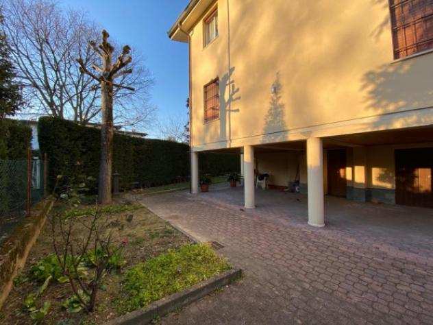 Villa di 450 msup2 in vendita a Modena