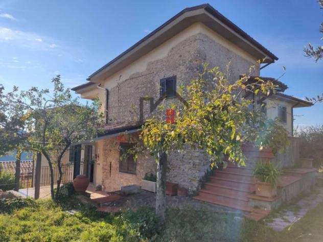 Villa di 520 msup2 con piugrave di 5 locali e box auto doppio in vendita a Castelnuovo di Farfa