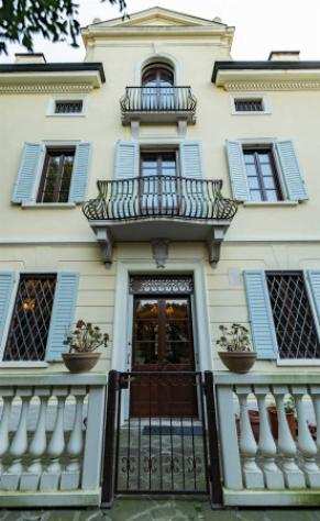 Villa di 550 msup2 con piugrave di 5 locali in vendita a Modena