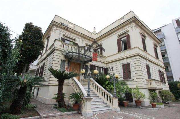 Villa di 580 msup2 con piugrave di 5 locali e box auto in affitto a Roma