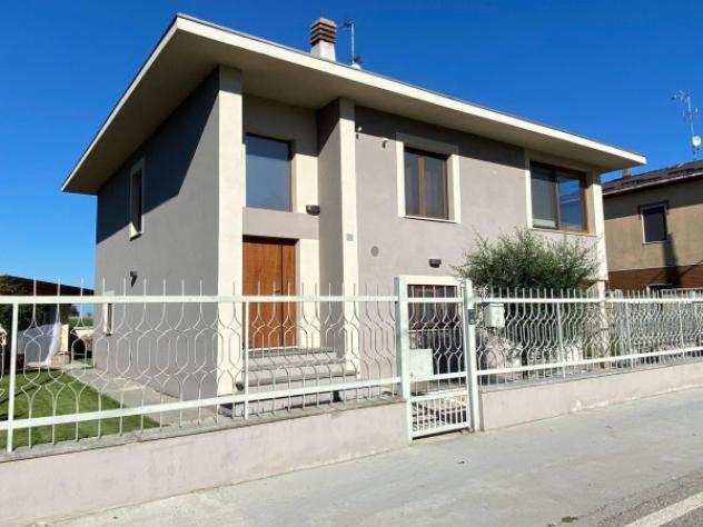 Villa di 600 msup2 con piugrave di 5 locali e box auto doppio in vendita a Novara