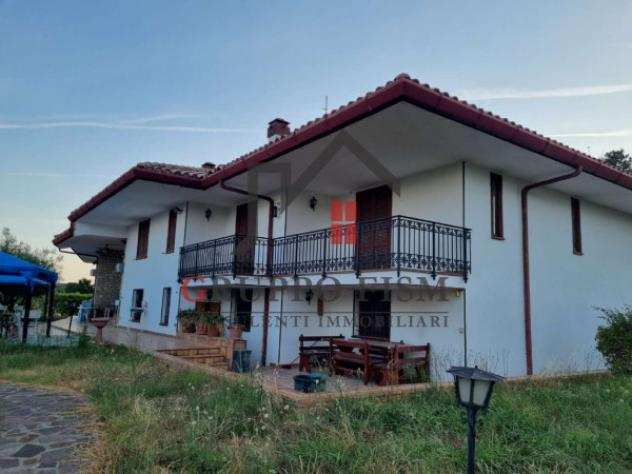 Villa di 600 msup2 con piugrave di 5 locali e box auto in vendita a Monte San Biagio