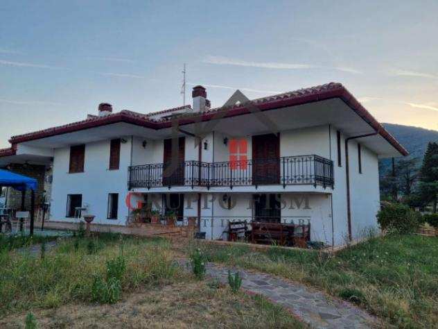 Villa di 600 msup2 con piugrave di 5 locali e box auto in vendita a Monte San Biagio