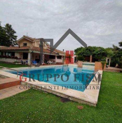 Villa di 631 msup2 con piugrave di 5 locali in vendita a Roma