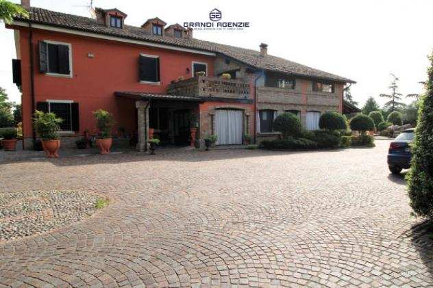 Villa di 700 msup2 con piugrave di 5 locali e box auto in vendita a Fidenza