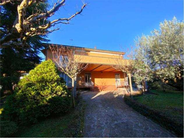 Villa di 700 msup2 con piugrave di 5 locali in vendita a Olgiate Molgora