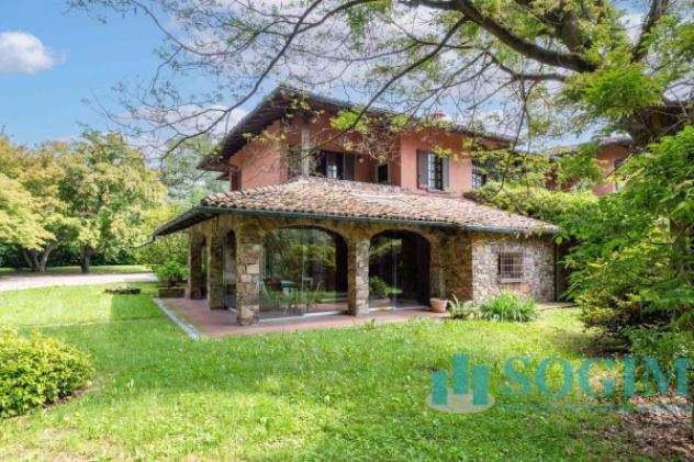 Villa di 765 msup2 con 5 locali e box auto doppio in vendita a Olgiate Comasco