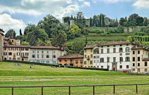 Villa di 800 msup2 con piugrave di 5 locali in vendita a Bergamo