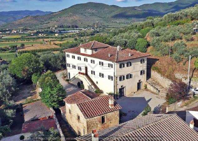 Villa di 850 msup2 con piugrave di 5 locali in vendita a Castiglion Fiorentino