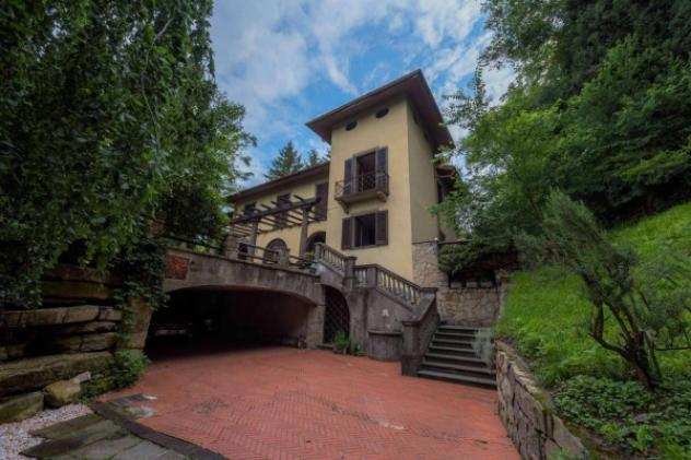 Villa di 8640 msup2 con piugrave di 5 locali e box auto doppio in vendita a Bergamo