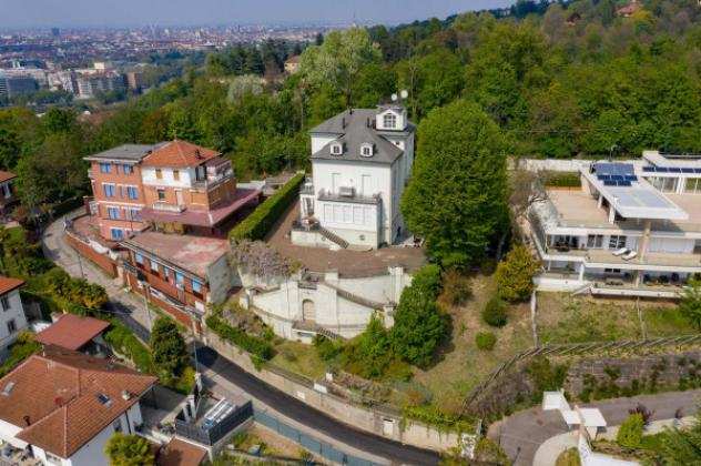 Villa di 900 msup2 con piugrave di 5 locali in vendita a Torino