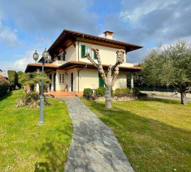 Villa in affitto a VITTORIA APUANA - Forte dei Marmi 300 mq Rif 1097767