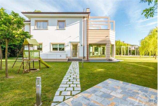 Villa in vendita a CARANNA - Forte dei Marmi 1700 mq Rif 1042254