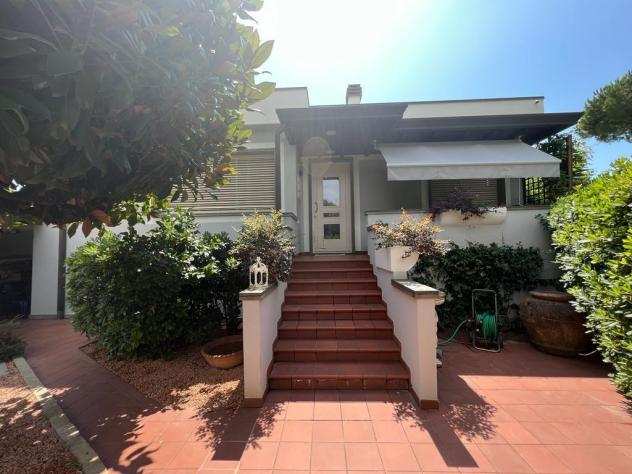 Villa in vendita a LIDO DI CAMAIORE - Camaiore 180 mq Rif 1169768