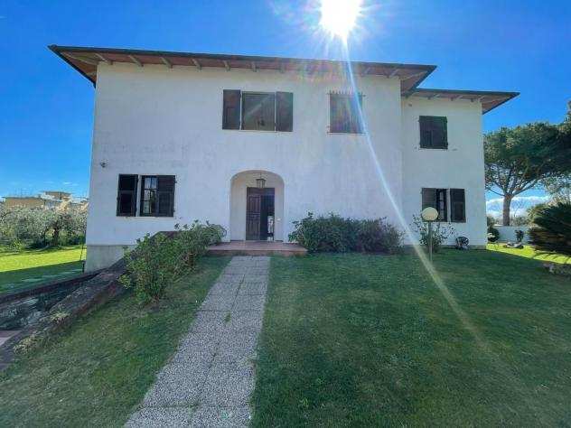 Villa in vendita a Marina di Carrara - Carrara 300 mq Rif 1110002