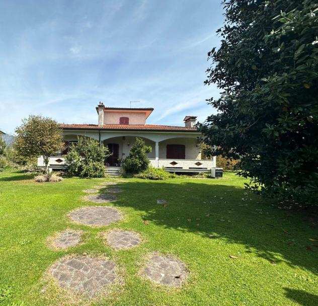 Villa in vendita a Montignoso 220 mq Rif 1128293