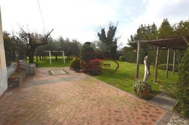 Villa in vendita a SALTOCCHIO - Lucca 400 mq Rif 1070124