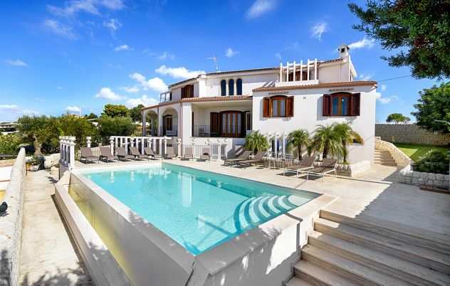 Villa Spaziosa con Vista Mare a Ragusa per Vacanze Indimenticabili