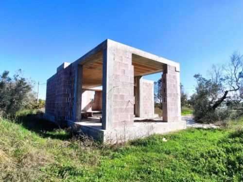 Villetta allo stato rustico immersa nel verde