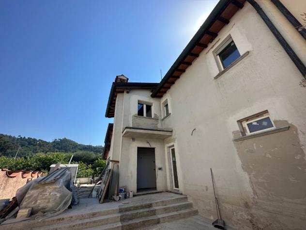 Villetta bifamiliare in vendita a CAPEZZANO PIANORE - Camaiore 155 mq Rif 1177637