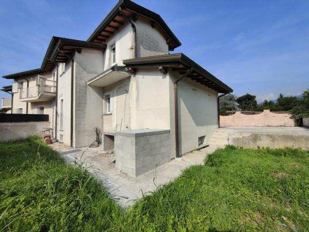 Villetta bifamiliare in vendita a CAPEZZANO PIANORE - Camaiore 165 mq Rif 1204385