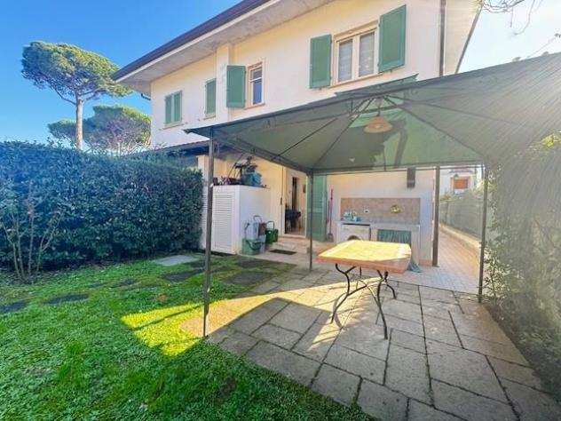 Villetta bifamiliare in vendita a Vittoria Apuana - Forte dei Marmi 180 mq Rif 1246684