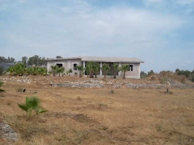 Villetta in campagna allo stato rustico con terreno