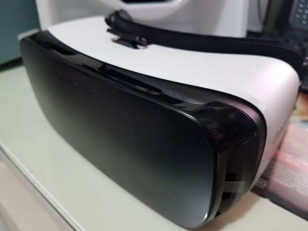 Visore Samsung Gear VR con telecomando