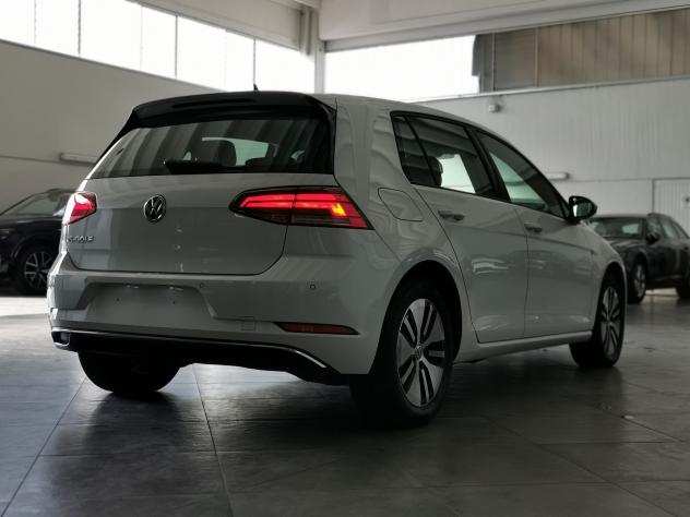 Volkswagen e-Golf 136 CVAUTOMNAVIPDCXENON LEDSEDILI RISCCapacitagrave batteria 35,8 kWh