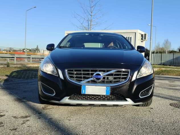 Volvo V60 D3 Momentum Geartronic 163cv (pelle  navi  telecamere park)